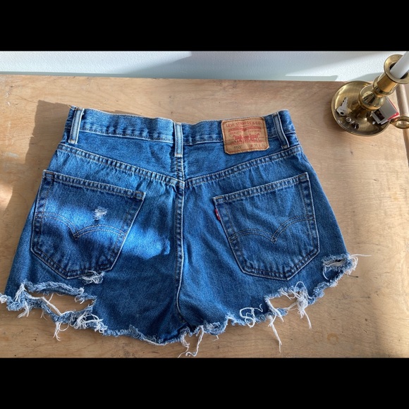 ✨VINTAGE LEVIS SHORTS✨ - Picture 2 of 2